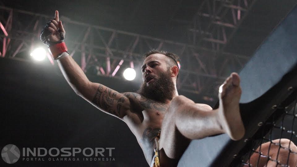 Petarung asal Belanda, Anthony Engelen meluapkan kegembiraanya usai mengalahkan petarung asal Filipina, Rocky Batolbatol.